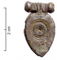 BTS-4158 - Boîte à sceau en forme de gouttebronzeBoîte à sceau étamée, en forme de goutte, bords guillochés ; couvercle creusé d'un cercle profond, avec trou central (pour ornement riveté ?). Au revers 3 trous non cerclés