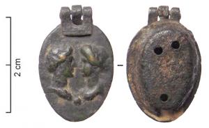 BTS-4159 - Boîte à sceau de forme ovalebronzeTPQ : 80 - TAQ : 150Boîte à sceau de forme ovale ; sur le couvercle, dont le sommet forme une fenêtre repliée vers la face supérieure, deux bustes emboutis, en léger relief (couple impérial ...?)