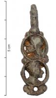 CLA-8002 - ClavendierbronzeTPQ : 1600 - TAQ : 1800Clavendier constitué de deux cadres circulaires entourant deux bustes, un homme et une femme ; une perforation à la base pour un anneau porteur d’accessoires ; bande repliée vers l’arrière au sommet pour le maintien à la ceinture.