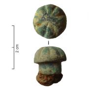 CLD-4076 - Clou décoratifbronzeClou à tête coulée sur une tige de fer à section carrée; le sommet légèrement élargi est en forme de fleuron côtelé.