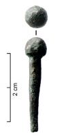 CLV-4008 - ClavettebronzeTPQ : 1 - TAQ : 400Objet court, à tige massive mais courte, pointue ou souvent dégradée; tête globuleuse, qui permet de distinguer ce type d'objets d'un simple clou décoratif.