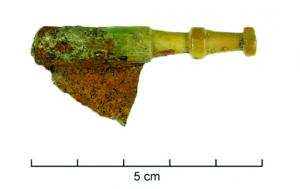 CNF-4075 - Canif à manche mouluré de petit module os, bronze, ferManche court façonné par tournage, mouluré, avec une lame en fer articulé sur un axe également en fer. Une virole en alliage cuivreux est parfois conservée.