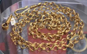 COL-4001 - CollierorCollier composé d'une simple chaînette, sans pierres ;  maillons en 8, en double fil, et fermoir également filiforme, formé d'un crochet s'engageant dans une boucle.