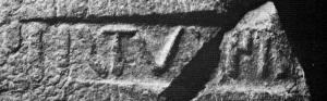 COV-4071 - Tuile estampillée ]ERTVFEterre cuiteTuile estampillée ]IIRTVFE, dans un cartouche rectangulaire.