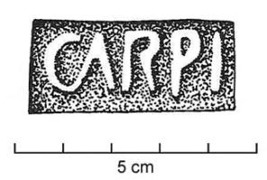 COV-4086 - Tuile estampillée CARPIterre cuiteTPQ : 15 - TAQ : 40Tuile estampillée CARPI, dans un cartouche rectangulaire.