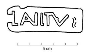 COV-4272 - Tuile estampillée LAVITVSterre cuiteTPQ : -30 - TAQ : 100Tuile estampillée LAVITVS, dans un cartouche rectangulaire.
