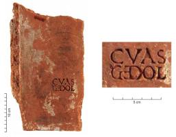 COV-4299 - Tuile estampillée C.VAS / GEDOLterre cuiteTuile estampillée C.VAS / GEDOL, en creux, sans cartouche.