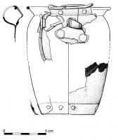 CRU-1003 - Cruche bronzeCruche ou pichet en forme de tonneau, à large ouverture évasée ; la lèvre repliée est renforcée par un fil de bronze ; anse en ruban,rivetée, décorée de lignes verticales, comme sur les tasses de Kirkendrup du même dépôt ; la panse est renforcée (ou réparée) par une bande de tôle rivetée au niveau du pli formé avec le fond du récipient
