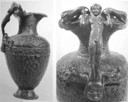 CRU-3004 - Cruche à anse anthropomorphebronzeCruche dont l'anse montre une figurine en pied, cambrée et tournée vers l'extérieur.