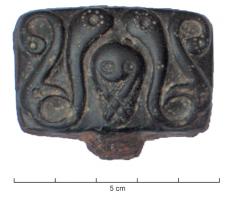 CVC-3002 - Clavette de charbronze, ferClavette en bronze, coulée sur une forte tige en fer, de section quadrangulaire; la tête parallélépipédique est ornée de reliefs végétalisés de style seltique.