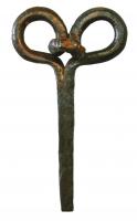 CVC-3006 - Clavette de charferClavette dont le sommet forme une boucle repliée sur elle-même pour former deux lobes placés dans un même plan, ansi qu'une boucle centrale perpendiculaire.