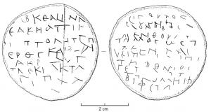 DSQ-4003 - Disque inscritplombTPQ : -30 - TAQ : 400Disque en plomb (Ø 4 à 6 cm env.), souvent épais, de facture plus ou moins soignée (le pourtour peut être aplati par martelage), et inscrit sur une ou deux faces d'un texte grec ou latin,  disposé en lignes, le cas échéant superposées.