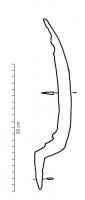 FCL-4003 - FaucilleferTPQ : -30 - TAQ : 500Faucille à soie ; lame plate (sans nervure), la soie forme un net décrochement par rapport au dos de la lame, qui est quasiment droit. 