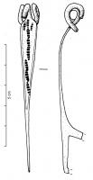 FIB-3046 - Fibule de Nauheim 5a32bronzeRessort à 4 spires et corde interne ; arc plat, triangulaire et tendu ; porte-ardillon trapézoïdal ajouré ; arc orné de trois échelles longitudinales entre deux filets sur les bords.