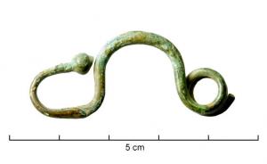 FIB-3882 - Fibule laténienne de type MarzabottobronzeFibule filiforme, arc en anse de panier, pied redressé vers l'arc et terminaison en bouton ou moulurée;  gros ressort à corde externe, 4 spires.