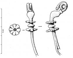 FIB-3885 - Fibule à fleurons médiansbronzeFibule à arc coulé, renflé à la tête formant un bulbe avant le départ des spires du ressort, qui semble avoir été à 4 spires et corde externe; au sommet de l'arc, nodosité encadrée de deux disques perpendiculaires à l'arc, en forme de fleurons; pied devenant progressivement bifide, pour un porte-ardillon triangulaire, ajouré ou fenestré.