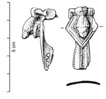 FIB-4084 - Fibule léontomorphe à queue de paonbronzeTPQ : 1 - TAQ : 100Fibule à queue de paon, plaque losangique à collerette, dont l'arc est remplacé par le corps entier d'un lion plus ou moins schématisé ;  la plaque et le pied sont d'un seul tenant.