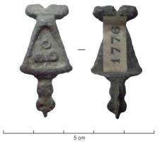 FIB-41146 - Fibule émailléebronzeFibule émaillée à arc triangulaire, orné d'une seule loge d'émail avec 3 petits disques émaillés en réserve; pied à tête de reptile stylisée.
