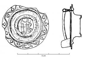 FIB-41184 - Fibule monétiformebronzeBrche circulaire plate, comportant un médaillon centré surélevé avec une monnaie sertie dans une monture de bronze; articulation à charnière au revers.