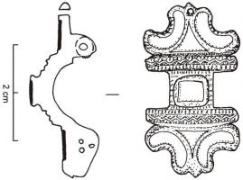FIB-4125 - Fibule symétrique émailléebronzeTPQ : 70 - TAQ : 125Fibule symétrique autour d'un corps central carré, émaillé, encadré de chaque côté par une ligne ondée et un motif émaillé, formé de deux pétales adossés.