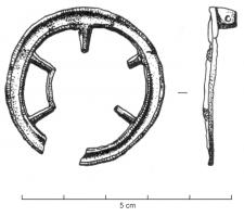 FIB-4132 - Fibule circulaire émailléebronzeTPQ : 100 - TAQ : 225Fibule circulaire de taille moyenne, comportant une couronne émaillée avec parfois jusqu'à 8 disques émaillés sur le pourtour, quatre à huit rayons et un élément émaillé, riveté sur une perforation centrale.