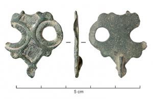 FIB-41472 - Fibule émailléebronzeFibule émaillée, composée d'une plaque creusée en champlevé, percée de deux ajours circulaires ; le pied se compose d'une pastille émaillée. Sans doute une articulation à charnière entre deux plaquettes.