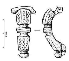 FIB-41722 - Fibule à charnièrebronzeFibule coulée, arc massif interrompu par une épaisse moulure transversale entre deux cannelures; section pentagonale facettée avec décor de losanges entre des filets niellés.