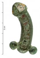 FIB-41864 - Fibule skeuomorpphe : phallusbronzeFibule en forme de phallus arqué, recouvert de loges d'émaux polychromes (verge et gland).