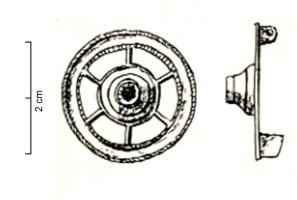 FIB-41879 - Fibule géométrique platebronzeTPQ : 50 - TAQ : 200Fibule à charnière en forme de roue à six rayons, le centre du moyeu et les intersections est en relief, alors que le pourtour est lui marqué de petites incisions.