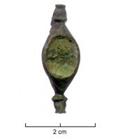 FIB-4247 - Fibule symétrique émailléebronzeFibule symétrique, le corps constitué d'une plaque ovale creusée pour recevoir un décor émaillé; ce décor est placé entre deux appendices symétrisues en forme de boutons moulurés.