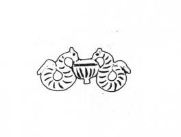 FIB-4291 - Fibule zoomorphe, groupe : serpents et vasebronzeBroche plate, figurant deux serpents de part et d'autre d'un vase à panse godronnée, auquel ils s'abreuvent; surface étamée et rayée de traits de nielle.