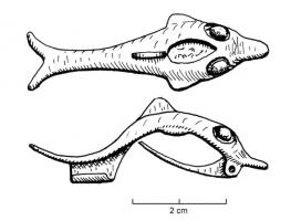 FIB-4320 - Fibule zoomorphe : dauphinbronzeTPQ : 150 - TAQ : 300Fibule au corps arqué, figurant un poisson stylisé, crête sur le sommet de la tête suivie d'une loge d'émail;  yeux marqués par des incrustations; queue bifide, non émaillée.