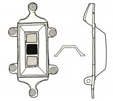 FIB-4398 - Fibule symétrique émailléebronzeFibule symétrique, de petite taille; l'arc rectangulaire comporte trois loges émaillées également rectangulaires, alignées dans un cadre mouluré ; la tête et le pied, symétriques, sont constitués de simples boutons.