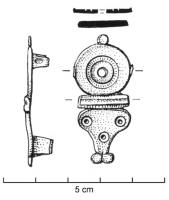 FIB-4527 - Fibule géométrique platebronzeFibule plate, dont la charnière disposée au revers comporte deux plaquettes coulées reliées par un axe en fer. Variante associant un cercle et une base en forme de goutte séparés par une barrette transversale, les pointes ornées de petits fleurons; décor de cercles oculés sur la base et sur le disque des cercles concentriques avec un motif perlé, ainsi qu'un cabochon central incrusté.