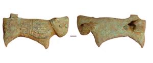 FIB-4571 - Fibule zoomorphe : taureaubronzeTPQ : 40 - TAQ : 90Broche en forme de taureau à droite, tête de face, la queue rejoignant le dos en cercle; les yeux et le corps sont indiquées par des inscrustalions de nielle; étamée.
