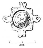 FIB-4603 - Fibule quadrangulairebronzeTPQ : 50 - TAQ : 300Plaque carrée prolongée  sur les côtés par des fleurons, ornés de cercles oculés; au centre, umbo en relief.