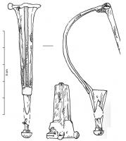 FIB-4643 - Fibule de type Aucissa en ferferTPQ : 30 - TAQ : 90Fibule à arc en demi-cercle, bords parallèles et côtes longitudinales ; tête quadrangulaire échancrée avec charnière repliée vers l'extérieur. Sur les variantes précoces (22b1), il arrive même que les forgerons aient reproduit le décor gravé des exemplaires en bronze.