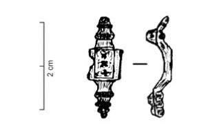 FIB-4778 - Fibule symétrique émailléebronzeFibule symétrique, le corps constitué d'une plaque rectangulaire ornée de croisettes émaillées ; tête et pied symétriques, en forme de boutons moulurés.