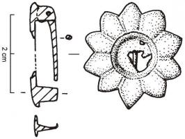 FIB-4832 - Fibule en forme de fleurbronzeTPQ : 40 - TAQ : 70Fibule plate, dont la charnière disposée au revers comporte deux plaquettes coulées reliées par un axe en fer. Variante circulaire en forme de fleur à 10 pétales ; décor central avec les classiques cercles concentriques et un trou central.