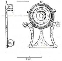FIB-4863 - Fibule géometrique platebronzeTPQ : 40 - TAQ : 70Fibule à charnière composée de deux plaquettes reliées par un axe en fer; l'arc se compose à la tête d'une plaque circulaire ornée de cercles concentriques, avec trois cabochons sur le pourtour, surmontant une plaque ajourée en forme de lyre.