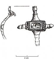 FIB-4899 - Fibule symétrique émailléebronzeFibule dont l'arc est constitué d'une plaque rectangulaire transversale à loge unique émaillée, prolongée par une plusieurs lignes ondées; la tête et le pied sont formés d'une série de moulures assurant la symétrie.