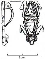 FIB-4928 - Fibule zoomorphe : grenouillebronzeFibule en forme de grenouille stylisée, à corps plat, losangique, divisé en deux loges triangulaires émaillées; tête stylisée, aux yeux figurés par des ocelles.
