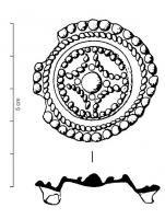 FIB-6108 - Fibule circulaire à décor mouléplomb, étainTPQ : 800 - TAQ : 1100Fibule cirulaire à décor moulé, plate ou à partie centrale surélevée; le décor est de type rayonnant, avec traits, globules pouvant former des motifs géométriques.