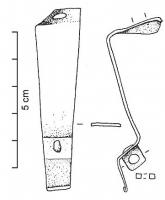 FMC-4025 - Moraillon de coffretbronzeTPQ : 1 - TAQ : 400Moraillon ou fermoir formant une bande lisse à bords parallèles ou convergents, coudé au niveau de niveau de la tête, épousant dans ce cas l'angle du couvercle du coffret.