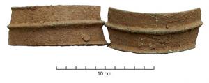 FRM-3001 - Frette de moyeu de charbronzeCylindre comportant sur la face externe deux ou trois côtes anguleuses, dont une médiane ; sur le côté de la face externe, fréquentes traces d'écrasement par martelage.