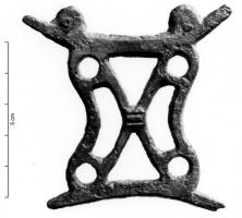 IND-3033 - Anse ajouréebronzeAnse ajourée comportant un motif en X au centre de quatre anneaux ; les deux extrémités sont incurvées et l'une d'elles est pourvue de tenons conservant la trace de rivets en fer. Il semble donc que la pièce se soit à l'origine adaptée à un objet métallique et courbe.
