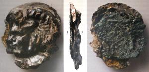 IND-4151 - Objet à identifierbronze, plomb, argentObjet composite : surface plane et mince en bronze, sur laquelle un décor figuratif, repoussé en feuille d'argent, est fixé à l'aide de plomb.