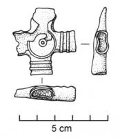 JHA-4005 - Jonction de harnaisbronzeJonction cruciforme pour le croisement de deux sangles étroites : simples moulures transversales à chaque embout, autour d'un cercle central.