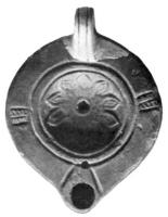 LMP-4046 - Lampe Loeschcke VIII : Rosetteterre cuiteLampe à bec rond; disque décoré d'une rosette; anse  percée; épaule ornée d'ergots décorés en arrêtes de poisson, bec défini par deux traits obliques incisés.