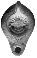 LMP-4054 - Lampe corinthienne tardive : Sol radiatusterre cuiteLampe à bec en ogive; disque décoré d'un buste de Sol radiatus; anse non percée; épaule nue; bec entouré de demi-volutes.